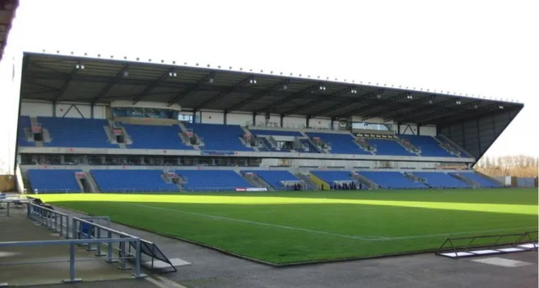 Khu vực khán đài South Stand tại Kassam Stadium, nơi có tầm nhìn tốt nhất và mức giá cao nhất