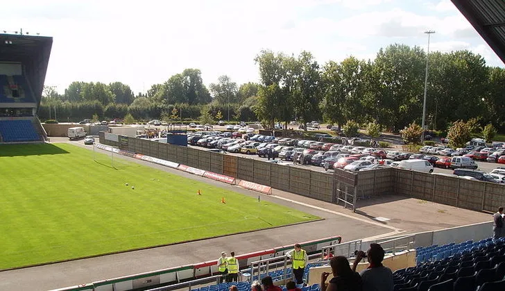 Khu vực khán đài West End tại Kassam Stadium với thiết kế mở