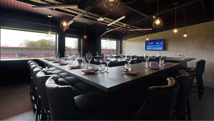 Khu vực phòng VIP và dịch vụ khách sạn tại sân Peninsula Stadium của Salford City FC