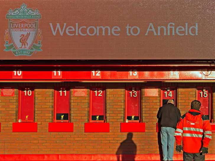 Khu vực quầy bán vé của Liverpool FC tại sân Anfield, nơi người hâm mộ có thể mua vé vào xem các trận đấu hoặc tour tham quan.