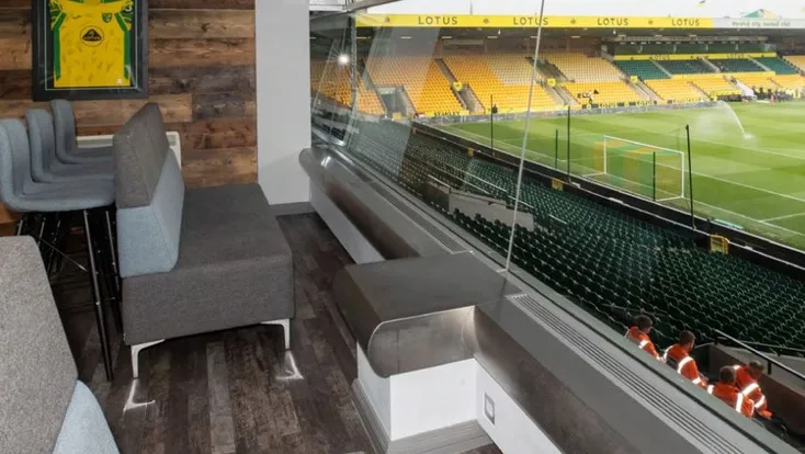 Khu vực sảnh tiếp đón VIP và khu vực dịch vụ cao cấp tại sân Carrow Road, được thiết kế sang trọng.