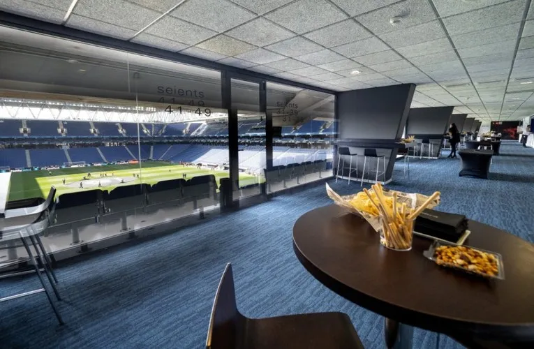 Khu vực tiếp đón khách VIP và dịch vụ khách sạn sang trọng bên trong sân vận động Stage Front của Espanyol