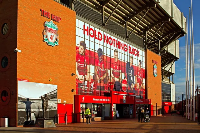 Khung cảnh bên ngoài khán đài Kop huyền thoại tại sân Anfield, nơi hàng ngàn cổ động viên Liverpool tụ họp trước mỗi trận đấu.