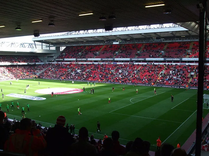 Khung cảnh bên trong sân Anfield với hàng ghế khán đài và mặt cỏ xanh mướt, sẵn sàng cho trận đấu Premier League.