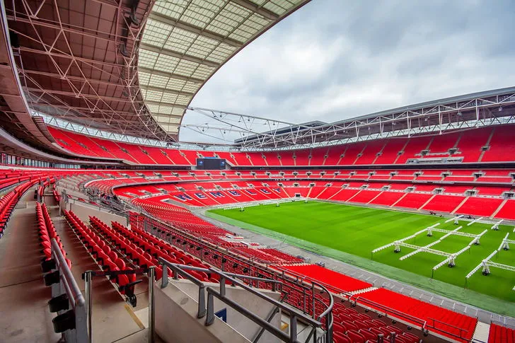 Khung cảnh bên trong sân Wembley với khán đài và sân cỏ