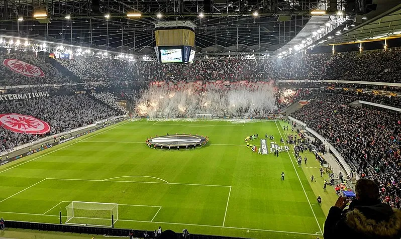 Khung cảnh khán đài bùng nổ trước trận đấu Eintracht Frankfurt vs Marseille tại Deutsche Bank Park