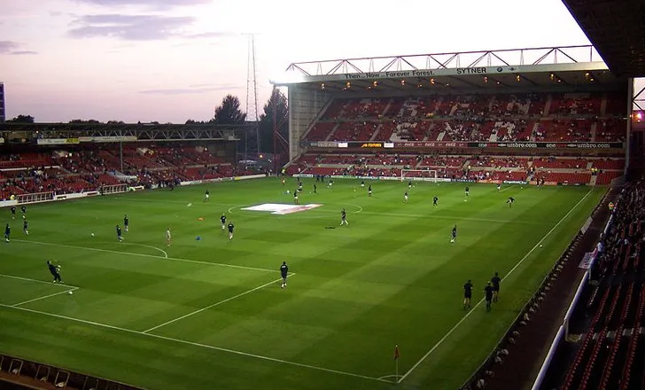 Khung cảnh khán đài tại The City Ground, nơi cổ động viên Nottingham Forest cuồng nhiệt.