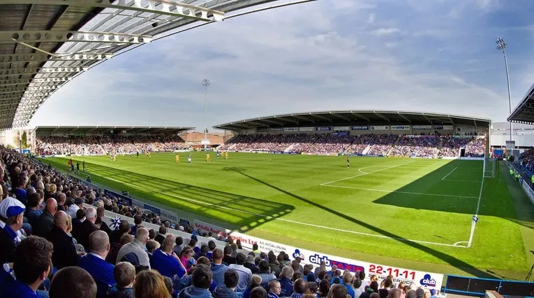 Khung cảnh ngày diễn ra trận đấu tại sân vận động SMH Group của Chesterfield FC