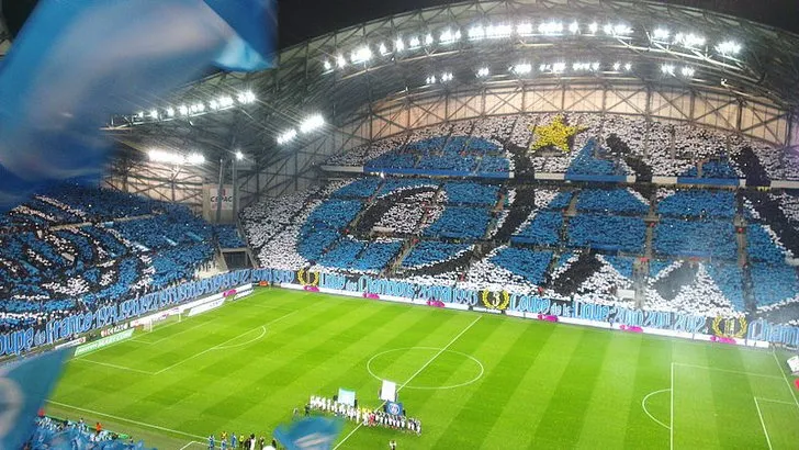 Khung cảnh sân cỏ Stade Vélodrome nhìn từ khán đài vào ngày 5 tháng 4 năm 2015, cho thấy tầm nhìn rộng.