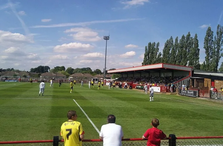 Khung cảnh sân Meadow Park trong một ngày diễn ra trận đấu của Boreham Wood FC