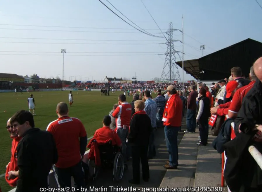 Khung cảnh sân Stonebridge Road trong một ngày diễn ra trận đấu của Ebbsfleet United, tràn ngập không khí bóng đá sôi động.
