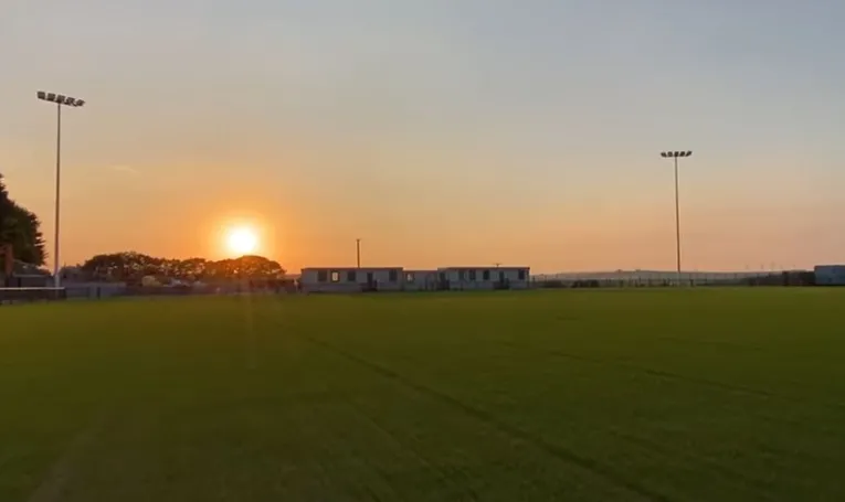 Khung cảnh sân Truro Sports Hub rực rỡ dưới ánh hoàng hôn, thể hiện vẻ đẹp của công trình mới.