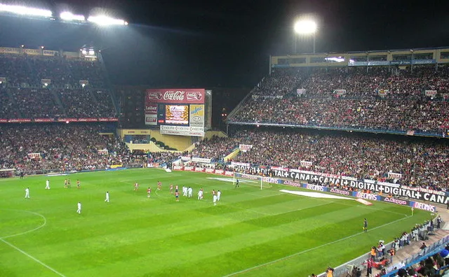 Khung cảnh trận đấu nhìn từ khán đài sân Vicente Calderón.