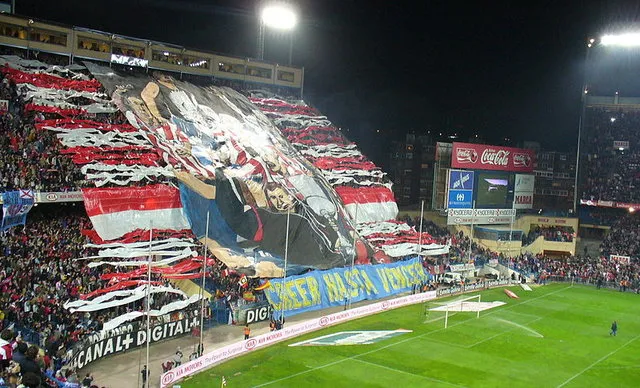 Khung cảnh trận derby Madrid giữa Atlético Madrid và Real Madrid trên sân Vicente Calderón.