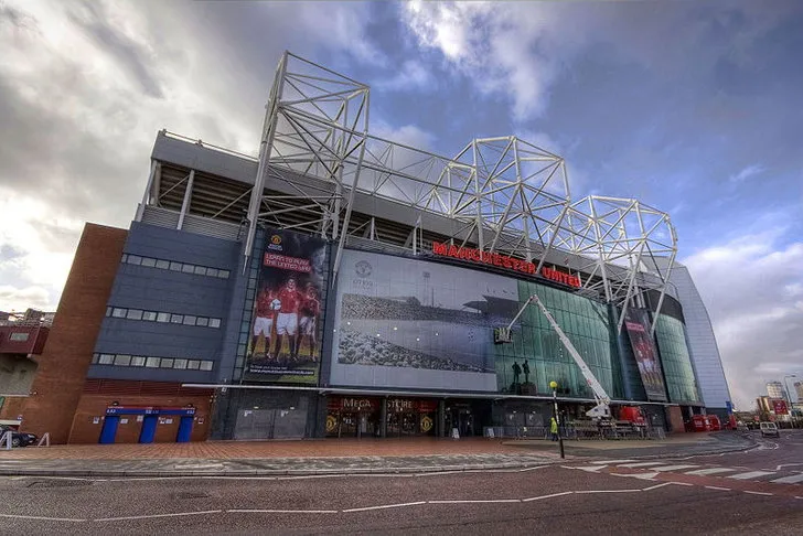 Kiến trúc mặt ngoài đặc trưng của sân Old Trafford, điểm đến quen thuộc của fan MU