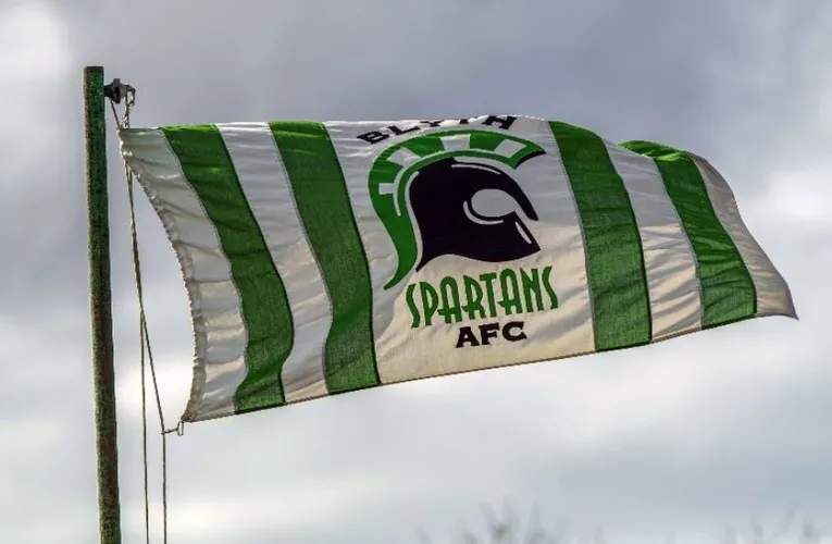 Lá cờ Blyth Spartans kiêu hãnh tung bay tại sân Croft Park