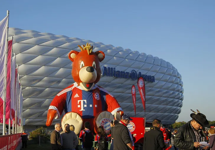 Linh vật Berni của Bayern Munich đứng trên sân cỏ