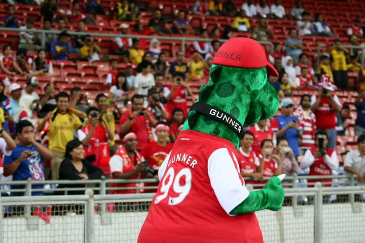 Linh vật Gunnersaurus Rex tại sân Emirates