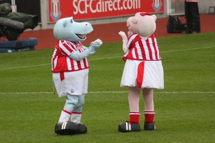 Linh vật Pottermus Hippo và Pottermiss Hippo của CLB Stoke City