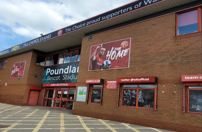Lối vào chính của sân Bescot Stadium, thể hiện sự hoành tráng và chuyên nghiệp
