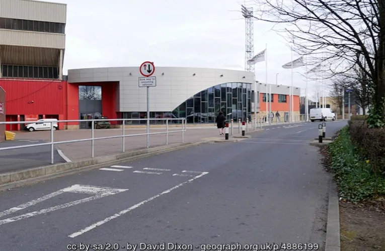 Lối vào chính của sân Gateshead International, điểm đến của người hâm mộ bóng đá và điền kinh