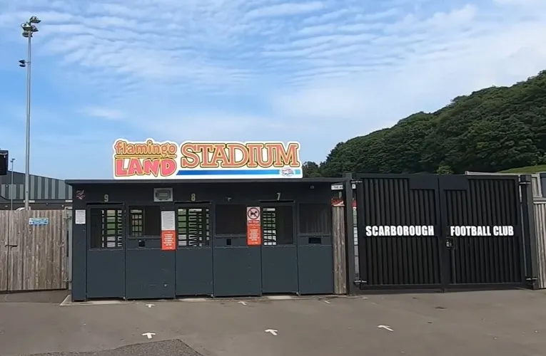 Lối vào chính của sân vận động Flamingo Land Stadium, sân nhà của câu lạc bộ Scarborough Athletic.