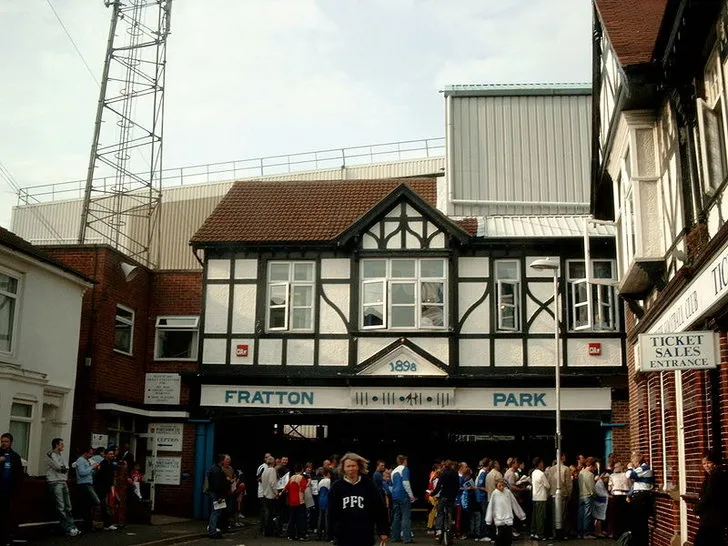 Lối vào chính của sân vận động Fratton Park