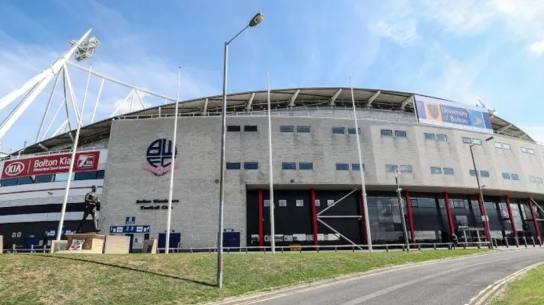 Lối vào chính của sân vận động Toughsheet Community, sân nhà của Bolton Wanderers