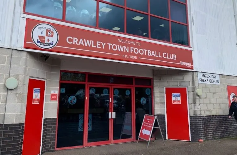 Lối vào chính sân Broadfield của Crawley Town FC