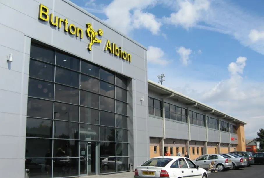 Lối vào chính Sân vận động Pirelli, điểm đến cho người hâm mộ Burton Albion