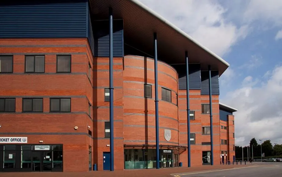 Lối vào chính sân vận động The Hawthorns, điểm đến của người hâm mộ West Brom