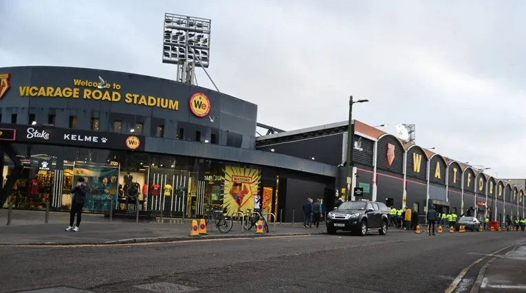 Lối vào chính và cửa hàng CLB Watford tại sân Vicarage Road