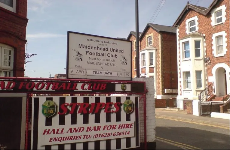 Lối vào lịch sử của sân vận động York Road, nơi chào đón người hâm mộ Maidenhead United.