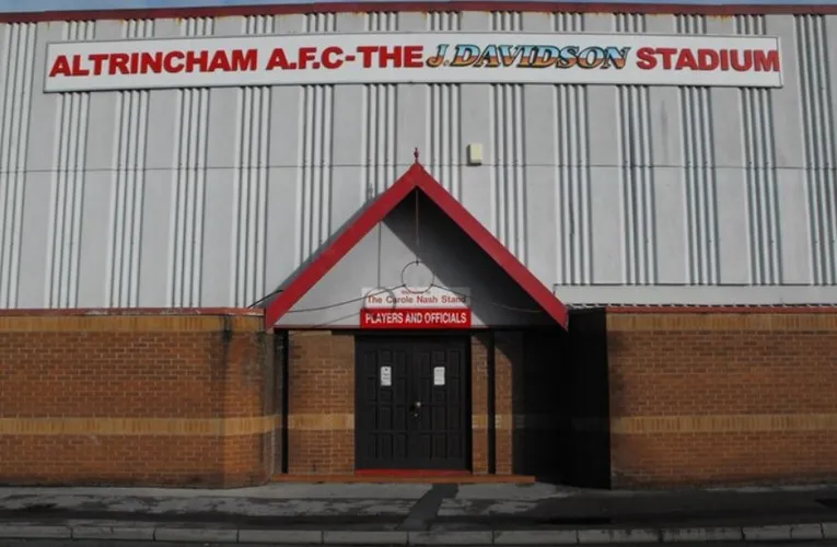 Lối vào sân dành cho cầu thủ tại J Davidson Stadium của Altrincham FC