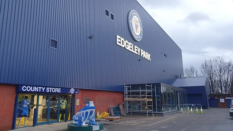Mặt ngoài khán đài Cheadle End và cửa hàng bán đồ lưu niệm tại Edgeley Park.