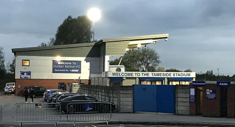 Mặt ngoài sân Tameside Stadium, thể hiện kiến trúc hiện đại và welcoming của sân nhà Curzon Ashton FC.