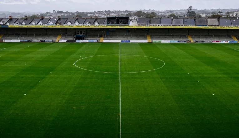Mặt sân cỏ Plainmoor Stadium Torquay trong một ngày thi đấu, sẵn sàng cho trận đấu bóng đá Anh