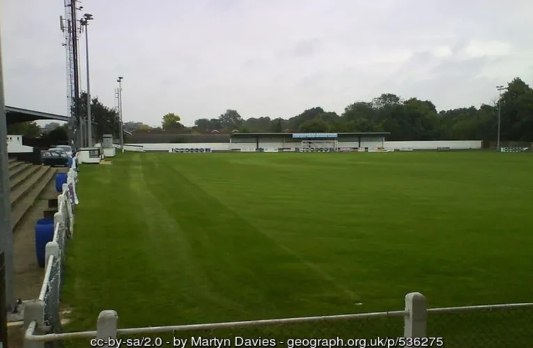 Mặt sân xanh mướt của York Road Stadium, nơi các trận đấu lịch sử của Maidenhead United diễn ra.