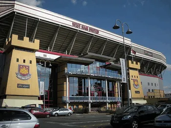 Mặt tiền sân Boleyn Ground Upton Park, biểu tượng của West Ham United