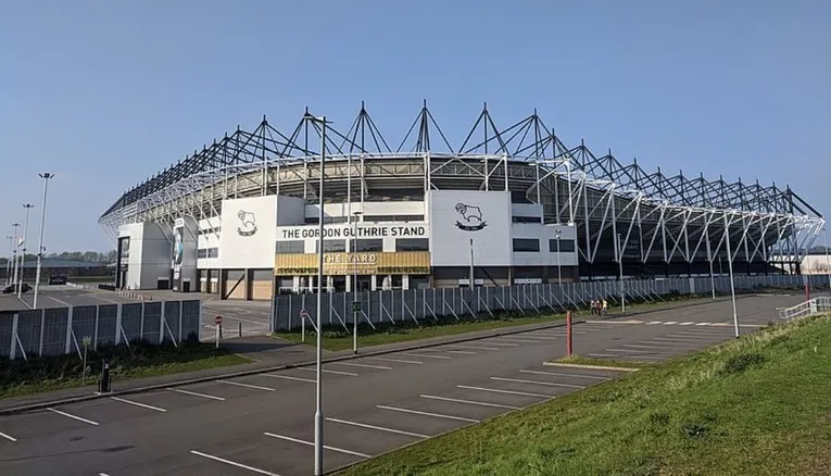 Mặt tiền và kiến trúc bên ngoài sân vận động Pride Park