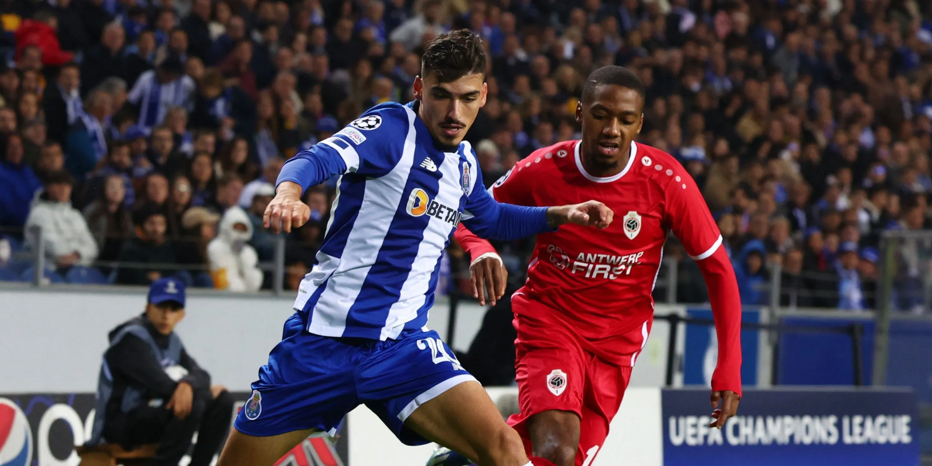 Michel-Ange Balikwisha trong màu áo Royal Antwerp, mục tiêu hàng đầu của Celtic