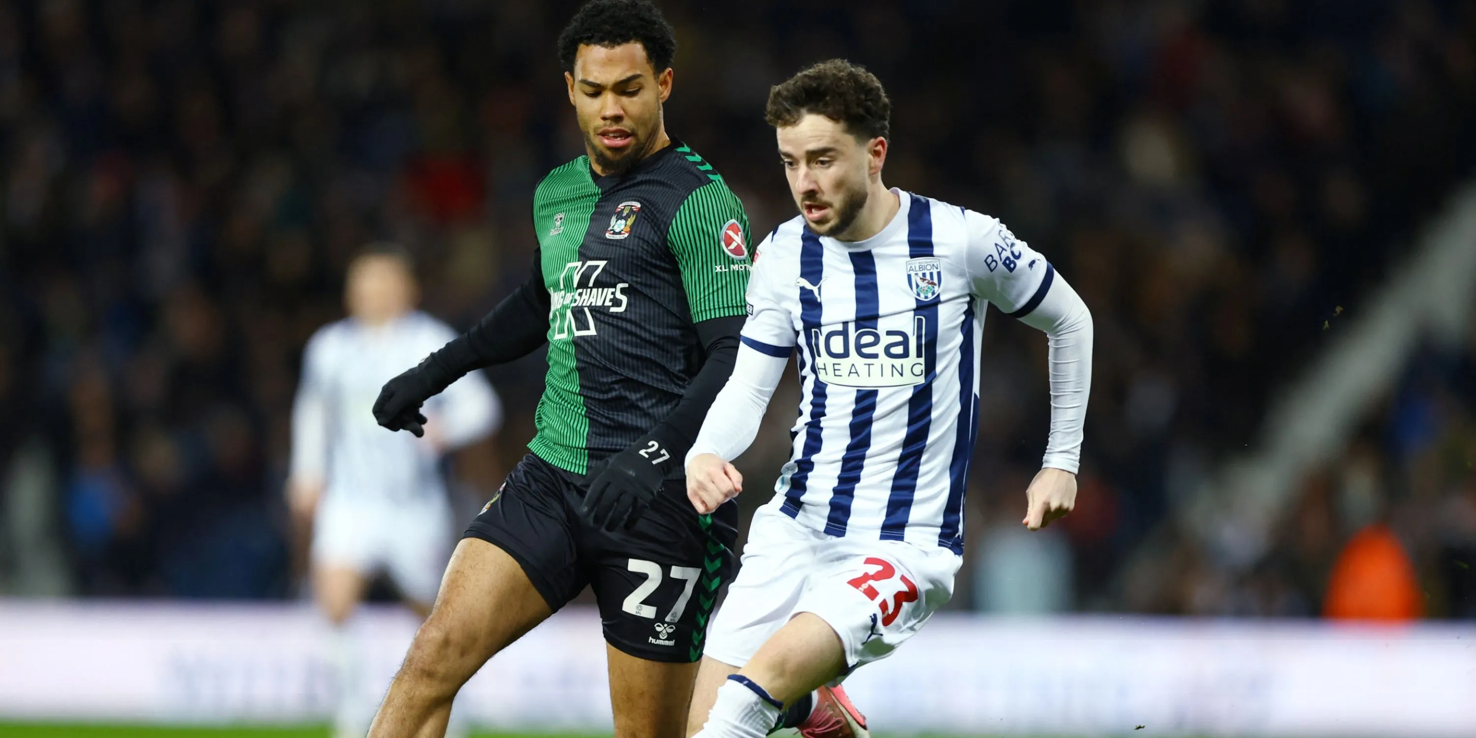 Mikey Johnston trong màu áo West Brom chuẩn bị thực hiện quả phạt góc