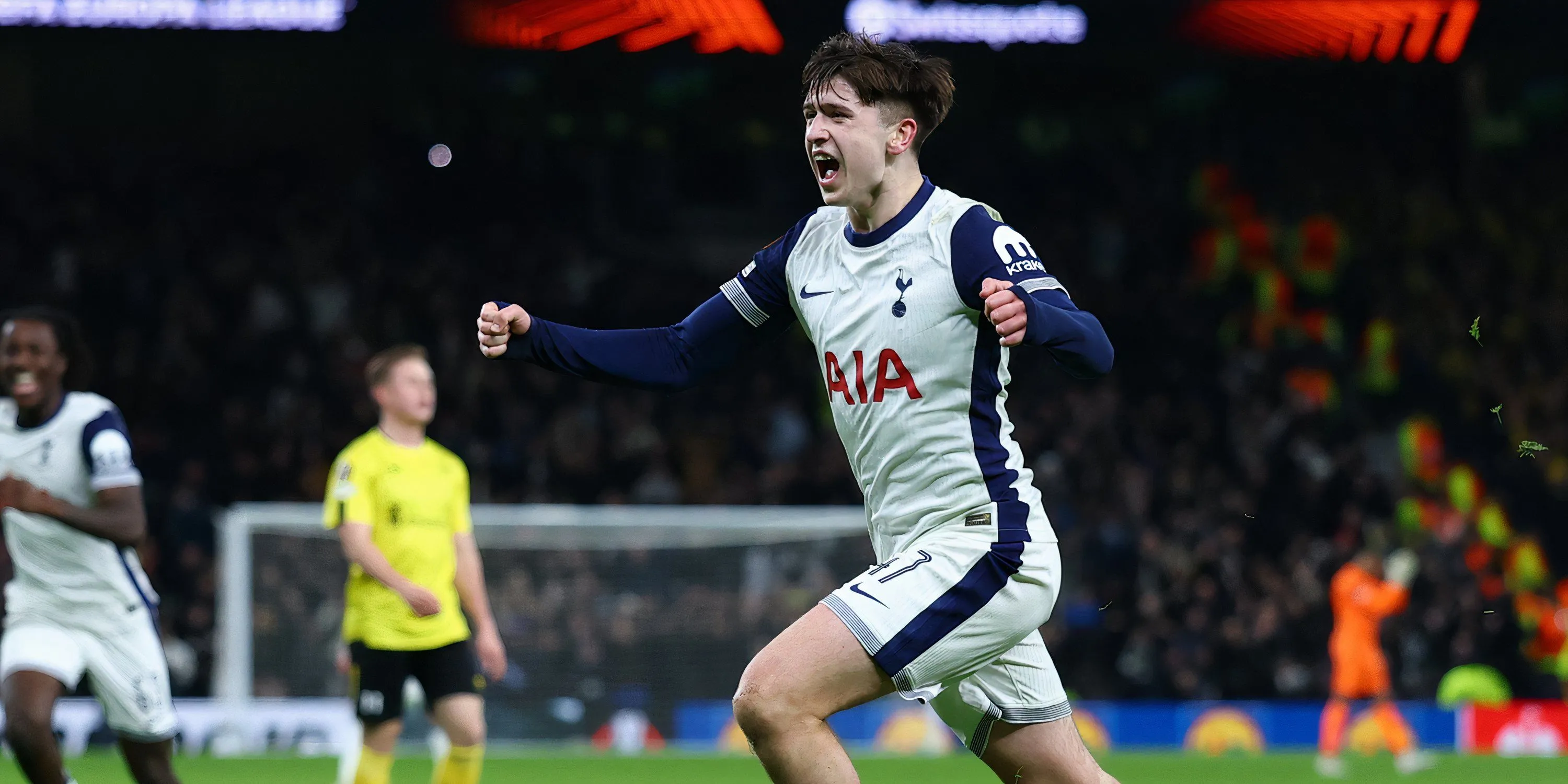 Mikey Moore ăn mừng bàn thắng cho đội trẻ Tottenham Hotspur tại giải đấu châu Âu