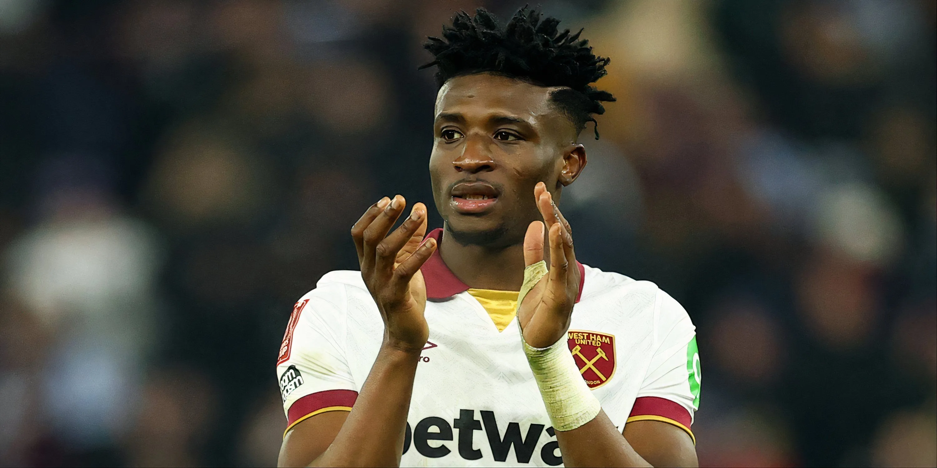 Mohammed Kudus thi đấu cho West Ham United, được liên hệ với Newcastle