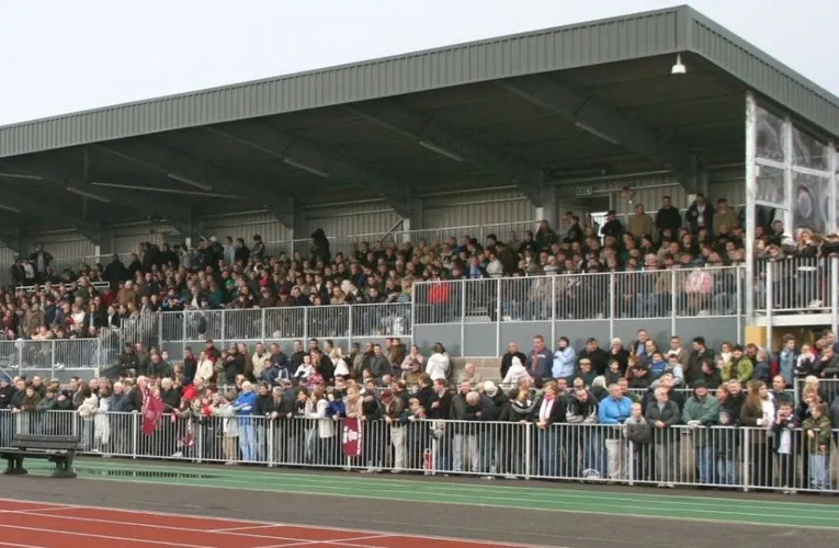 Người hâm mộ Chelmsford City FC ngồi trên khán đài Main Stand tại Melbourne Stadium, tạo không khí sôi động trong ngày diễn ra trận đấu