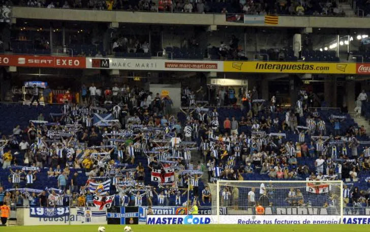 Người hâm mộ Espanyol cuồng nhiệt cổ vũ trên khán đài sân Stage Front trong một trận đấu La Liga