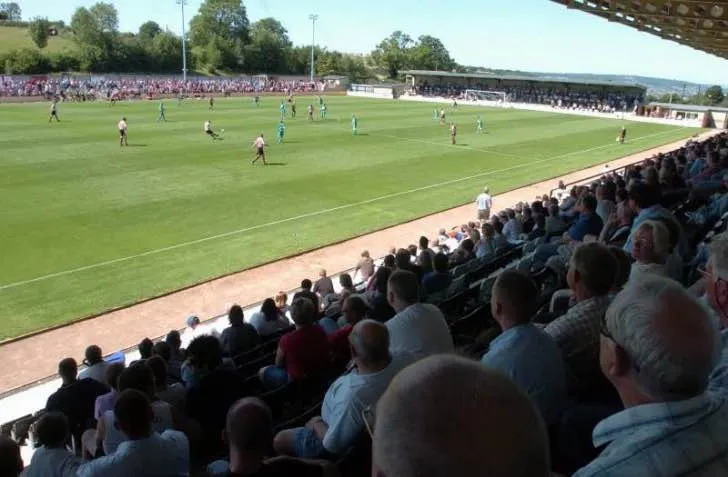 Người hâm mộ Forest Green Rovers cuồng nhiệt cổ vũ trên khán đài The New Lawn
