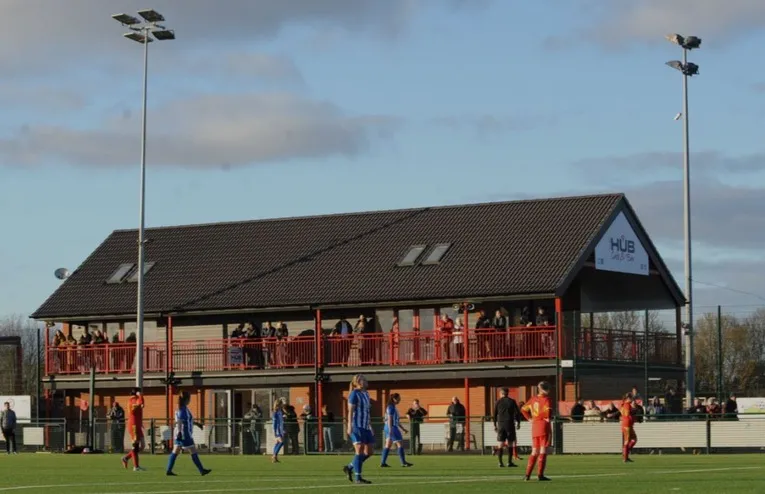 Người hâm mộ Needham Market FC theo dõi trận đấu từ khán đài sân Bloomfields