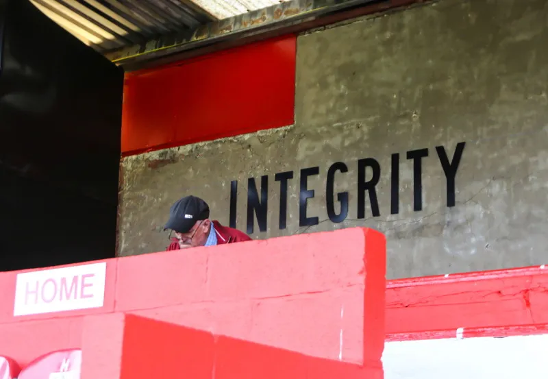 Người hâm mộ Salford City FC cuồng nhiệt trên khán đài