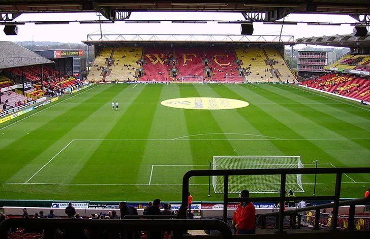 Nội thất bên trong sân Vicarage Road nhìn từ khán đài vào năm 2010